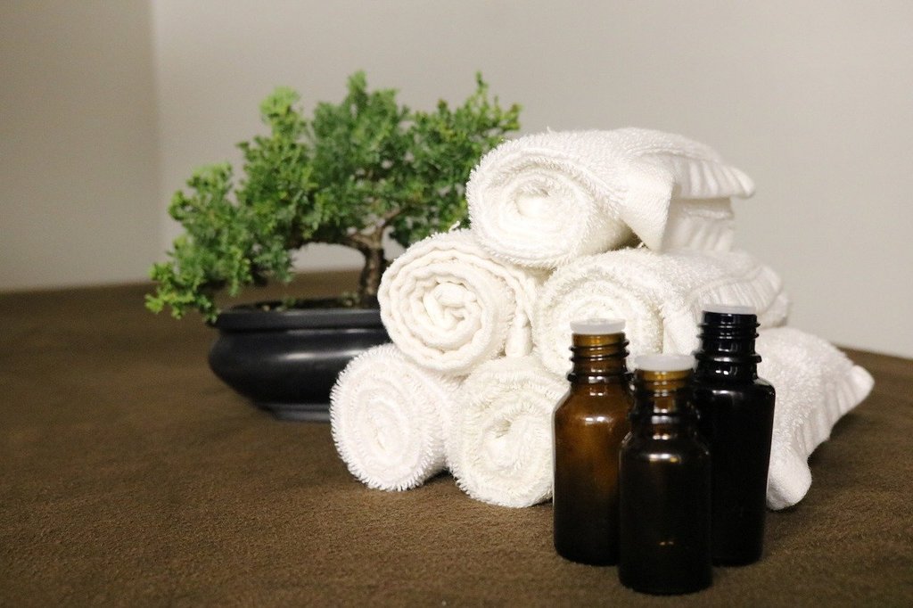 Les huiles essentielles incontournables pour une peau éclatante et saine